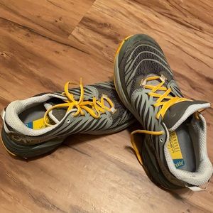 LIKE NEW! Women’s La Sportiva Akashaw trail running shoe.
